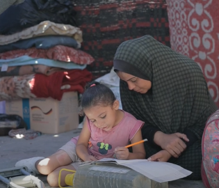 يحاول الأهالي في قطاع غزة الحفاظ على حق أطفالهم في التعليم من خلال التعليم المنزلي في ظل أسوأ الظروف وأدنى مقومات الحياة